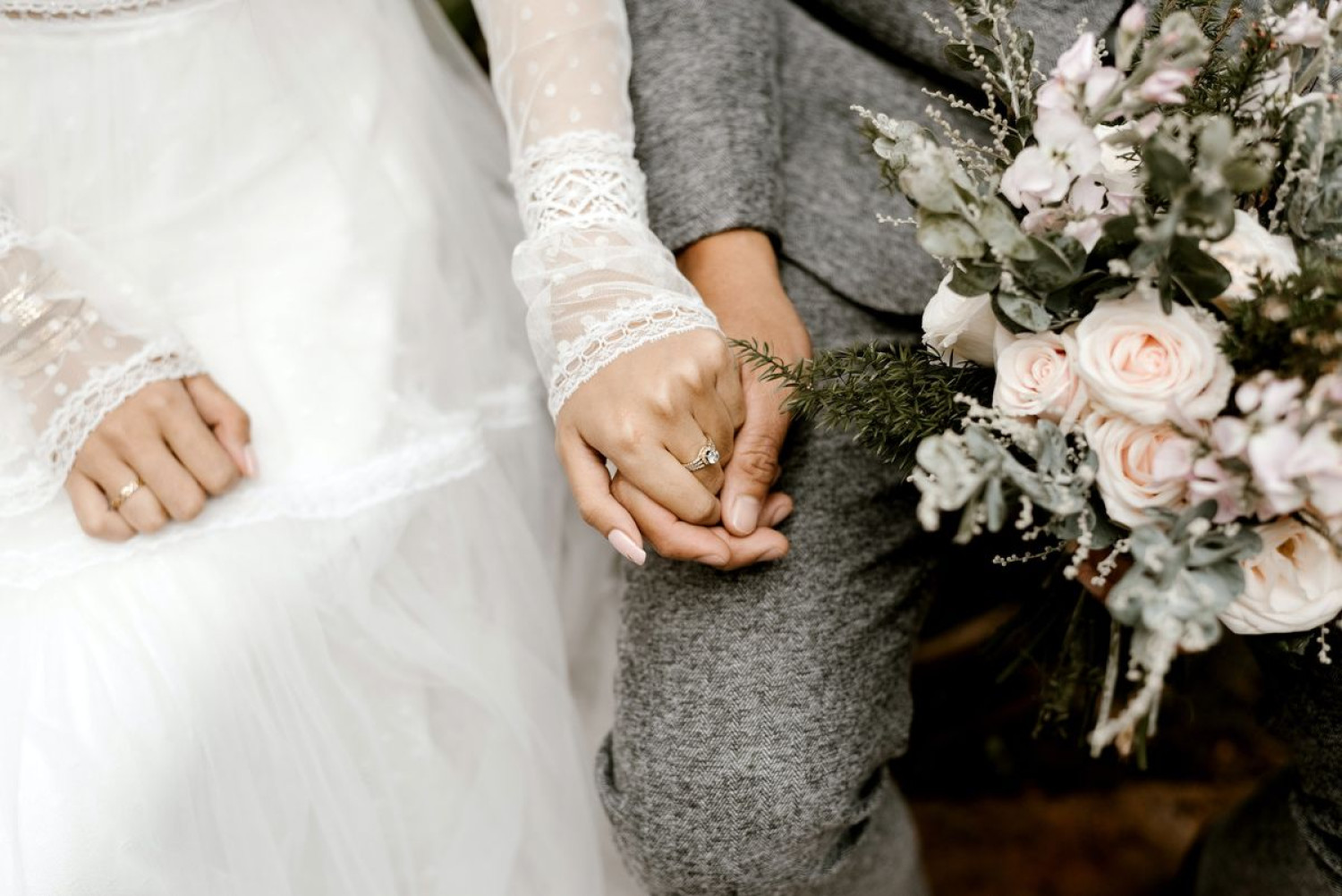 7 nőt vett feleségül a férfi egy nagyszabású esküvői szertartáson, 40 limuzinnal szállította a vendégeket a fogadásra